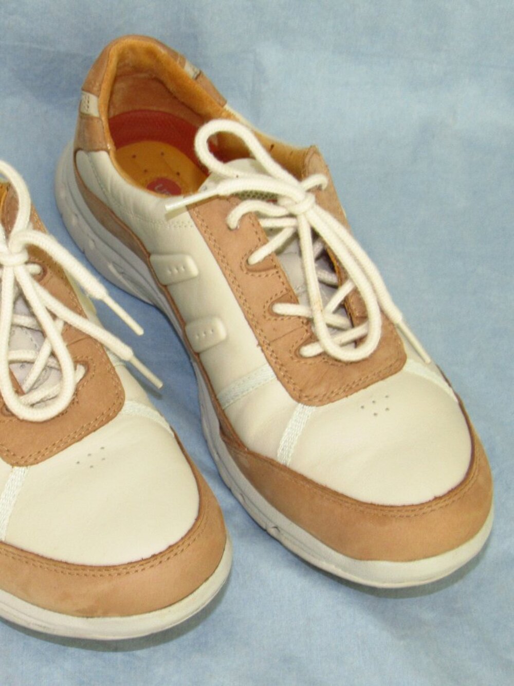 Clarks Unstructured Women’s Leather Sneakers – Tan/Beige (US Size 8M; See Notes)